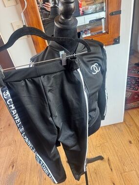 LUXURY WOMEN'S JOGGER OUTFIT BRAND NEW SIZE SMALL